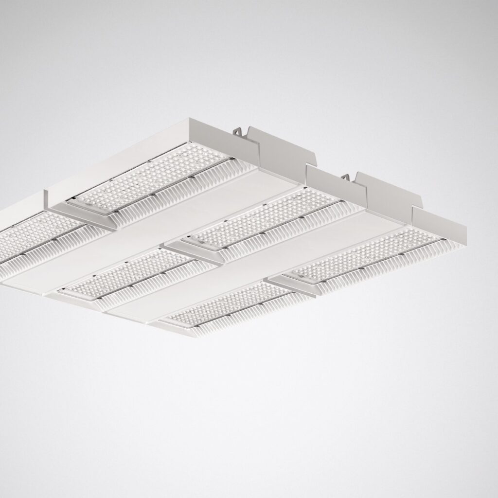 Modulärt LED-armatur från PROLJUS AB med rader av avlånga högeffektiva ljusmoduler i vit aluminium, optimerade linser och kylflänsar för jämnt energieffektivt arbetsljus i lager och industrilokaler
