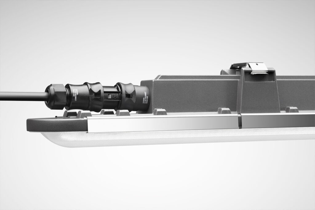 Närbild av robust industriledarmatur med tät kabelanslutning och diffuserad skärm, energieffektiv och hållbar belysning från PROLJUS AB