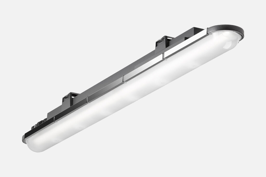 Smal, modern PROLJUS AB:s LED-armatur i grå metall med opalvit diffusor, energieffektiv och tålig, lätt att montera och ger jämnt bländfritt ljus för industri- och parkeringsmiljöer