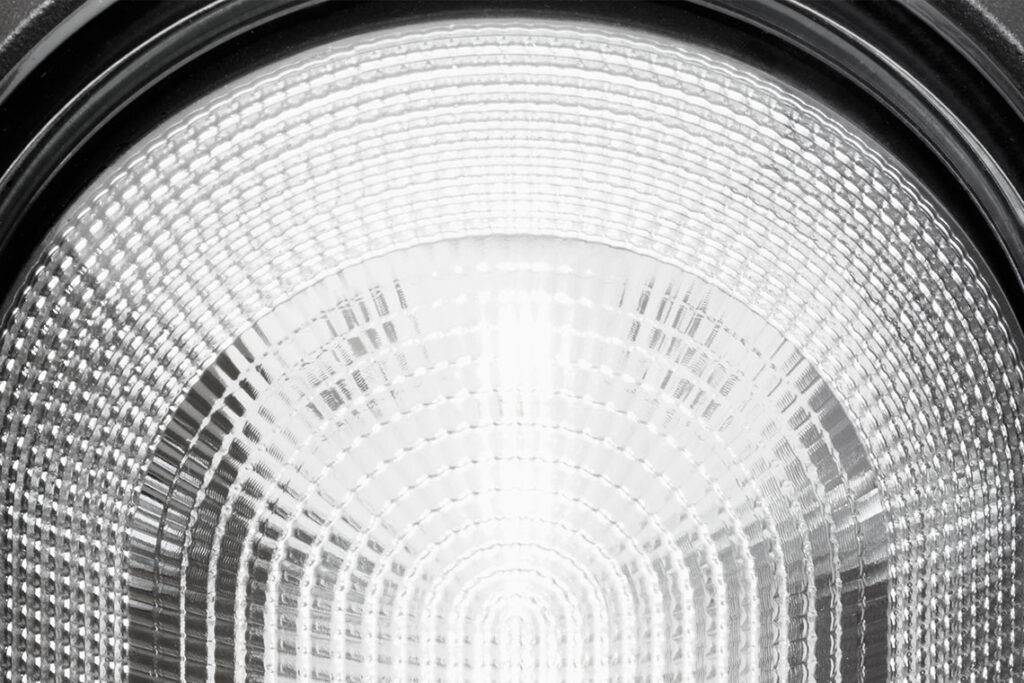 Detaljbild av en rund PROLJUS AB LED-armatur med präglad reflektor och koncentrerad klar ljuskägla, energieffektiv och högkvalitativ belysning perfekt för butik, kontor och industri