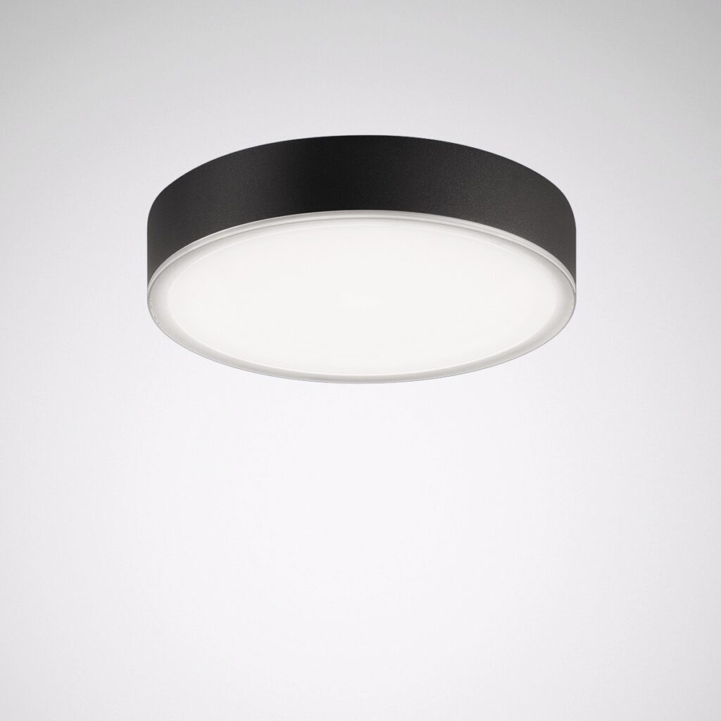 Rund takarmatur i matt svart med mjukt vitt avbländat sken, energieffektiv LED från PROLJUS AB, elegant val för hem och kontor
