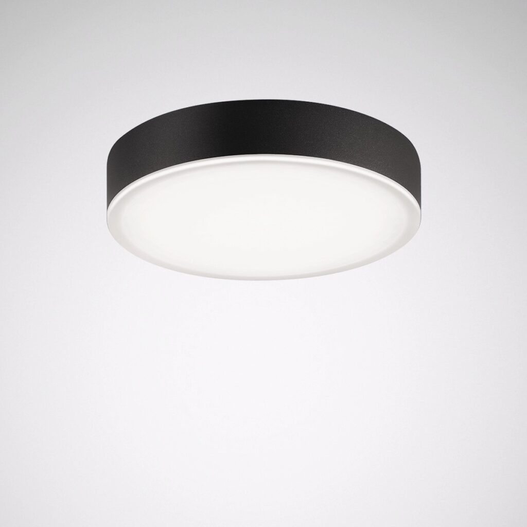 Modern rund LED-takarmatur med matt vit diffusor och stilren svart ram, energieffektiv och perfekt för hem eller kontor från PROLJUS AB