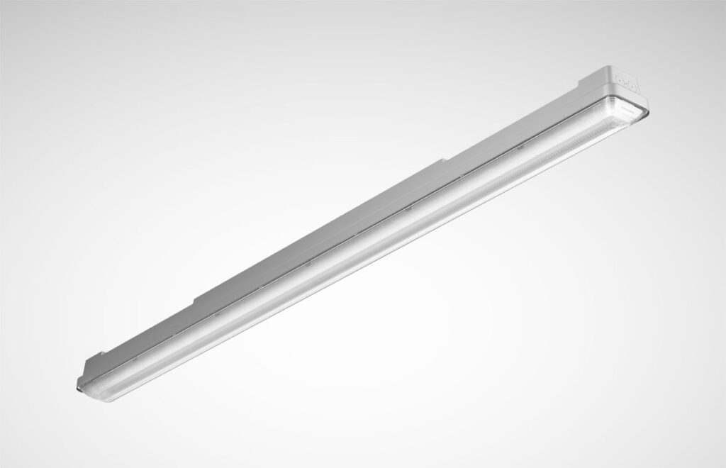 Slimmad LED-armatur i grå metall med matt diffuser som ger jämnt, energieffektivt arbetsljus, robust och enkel att montera — perfekt för industri, lager och kontor från PROLJUS AB