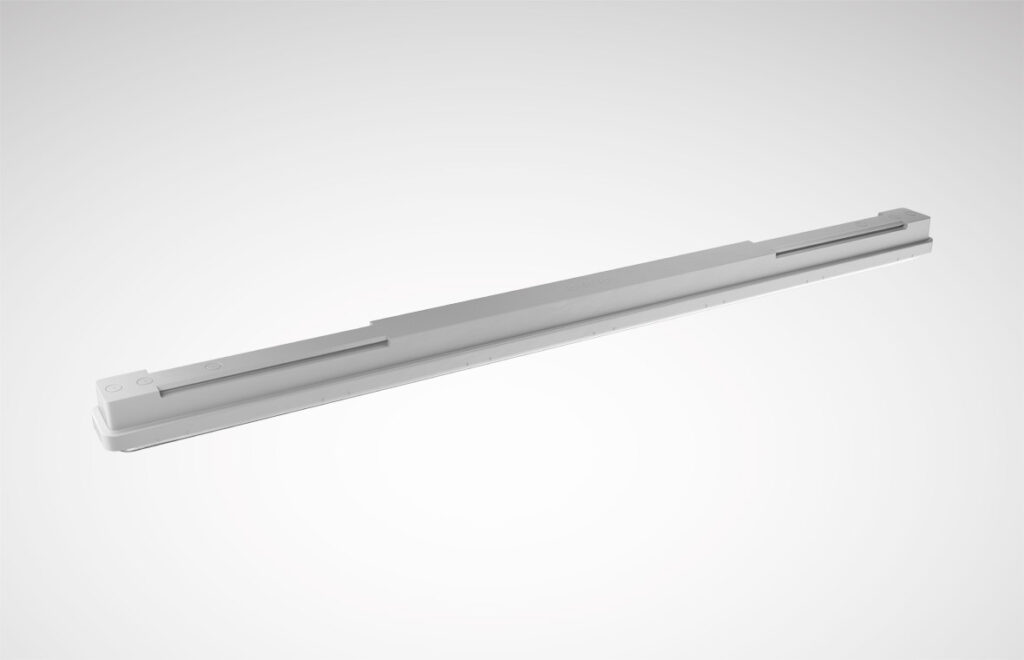 Vit slimmad linjär LED-armatur från PROLJUS AB, energieffektiv och högkvalitativ med jämnt bländfritt ljus för kontor, butik och industrimiljöer, modern nordisk design som främjar produktivitet och energieffektivitet