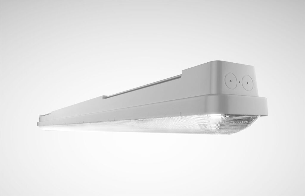 Slimmad vit LED-armatur med prismatic diffusor och robust hölje, energieffektiv och högpresterande industribelysning för lager, verkstad och butik från PROLJUS AB