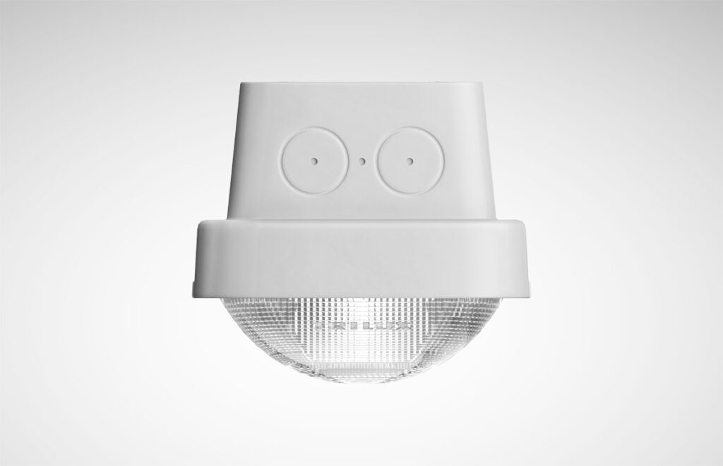 Vit robust takarmatur med prismatisk kupa och två integrerade sensorer, energieffektiv och väderbeständig lösning för industri och offentlig miljö från PROLJUS AB