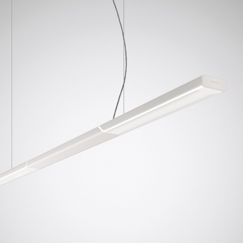 Modern vit linjär hängande LED-armatur från PROLJUS AB med stilren, minimalistisk design, mjukt diffust ljus och justerbara vajrar som ger energieffektiv, arbetsplatsanpassad belysning för kontor och offentliga miljöer