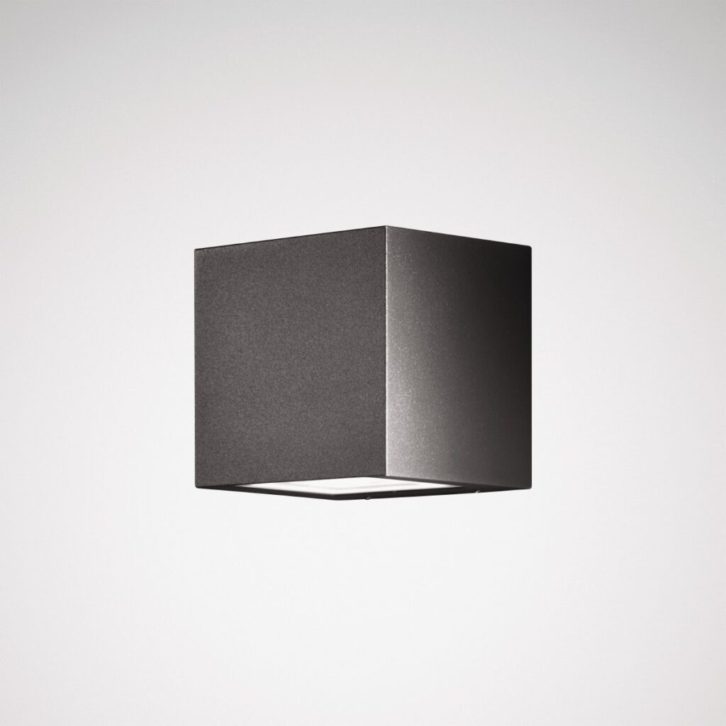 Modern kubformad väggarmatur i mörkgrå metall med nedåtriktat diffust LED-ljus, elegant och energieffektiv fasadbelysning från PROLJUS AB