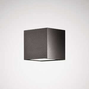Modern kubformad väggarmatur i mörkgrå metall med nedåtriktat diffust LED-ljus, elegant och energieffektiv fasadbelysning från PROLJUS AB