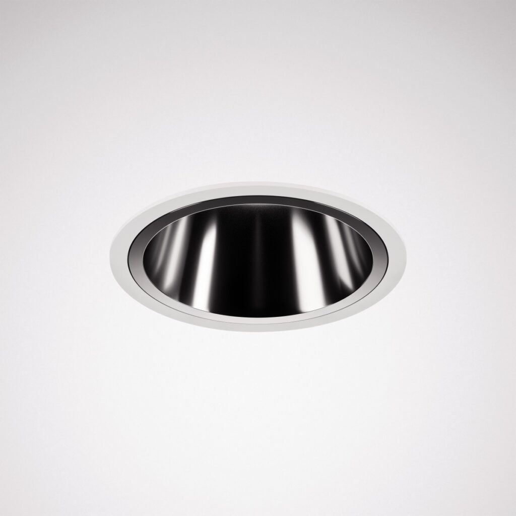 Stilren infälld rund downlight med djup svart reflektor och vit ram, energieffektiv och proffsig kvalitet från PROLJUS AB för moderna bostäder och offentliga miljöer