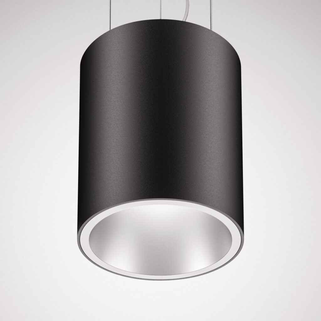 Svart cylinderformad hängande LED-armatur med matt yta och vit inre reflektor som ger riktat, energieffektivt nedljus, modern minimalistisk design idealisk för butik, kontor eller hotell från PROLJUS AB