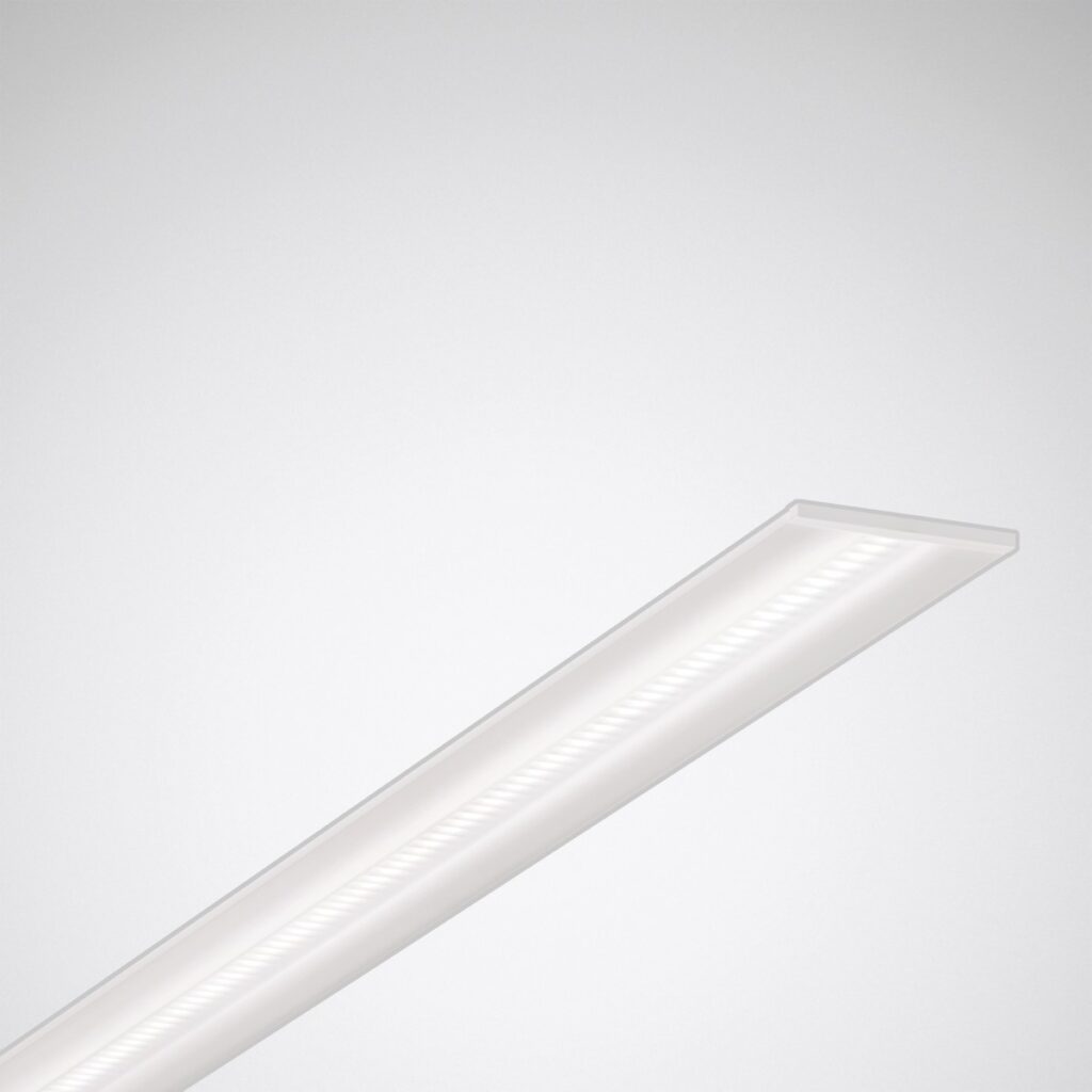 Tunn, modern linjär LED-armatur från PROLJUS AB med mjuk diffus täckning som ger jämnt vitt, energieffektivt ljus idealisk för kontor, skolor och butiker