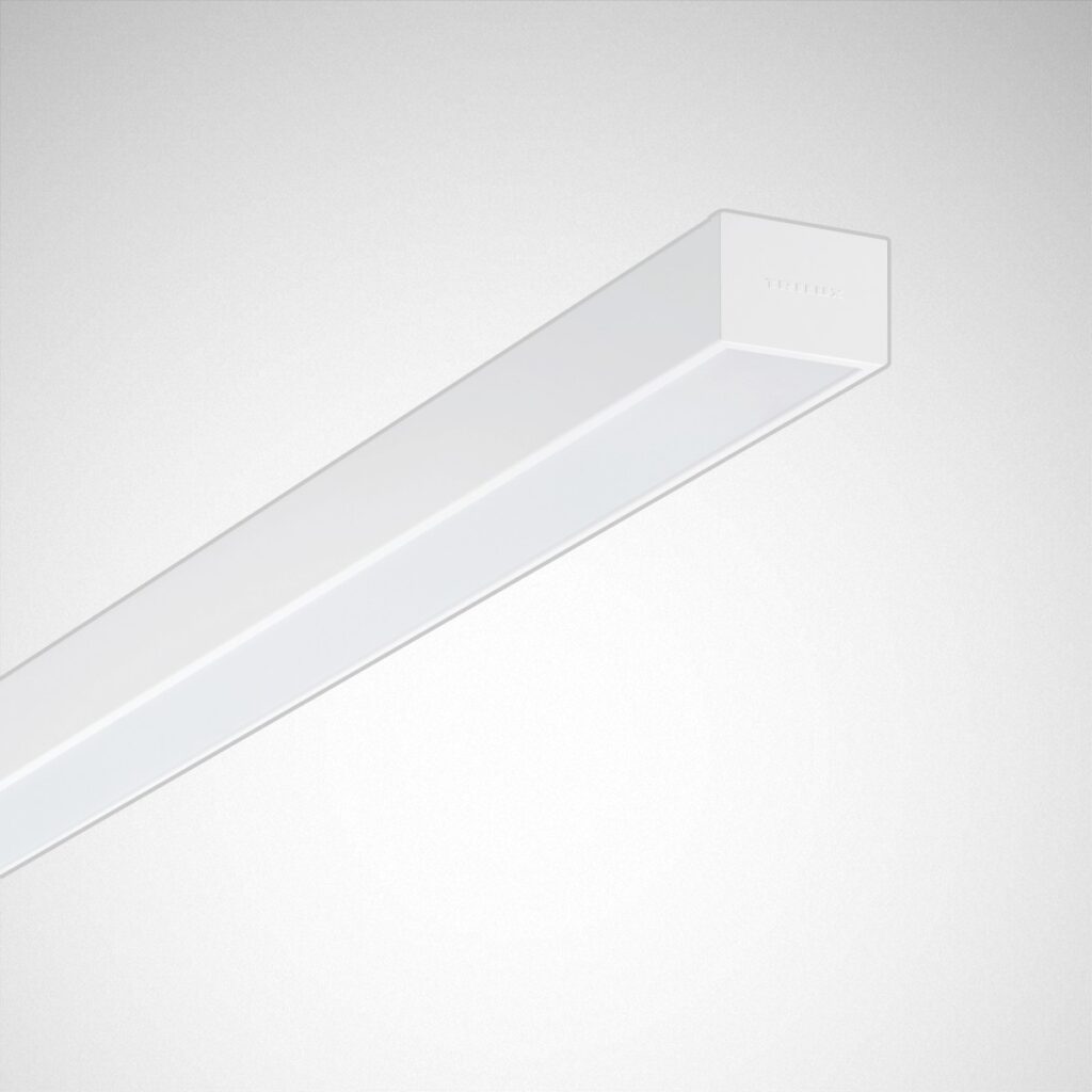 Vit slimmad linjär LED-armatur från PROLJUS AB med mjuk, jämn bländfri diffusor, energieffektiv drift och minimalistisk design som lyfter kontor, butikslokaler och offentliga miljöer