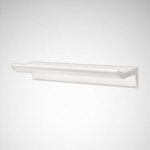 Vit slimmad väggmonterad LED-armatur med vinklad profil och mjuk diffusor, energieffektiv och stilren belysningslösning från PROLJUS AB idealisk för kontor, butik och offentlig miljö