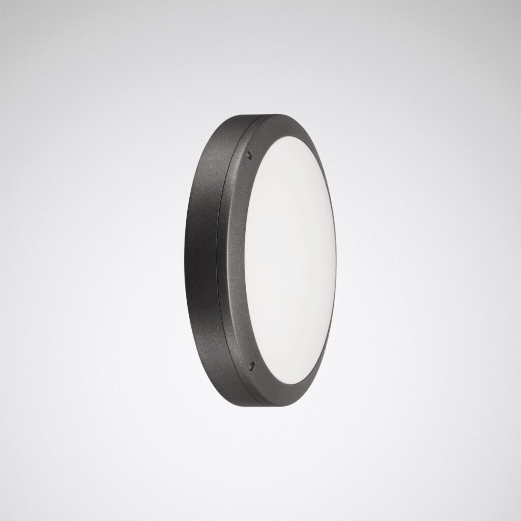 Rund LED-lampa med tunn matt svart ram och jämnt diffust vitt sken, elegant och robust design för vägg eller tak från PROLJUS AB
