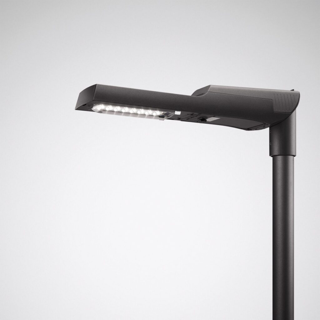 Svart slimmad LED‑armatur från PROLJUS AB monterad på stolpe med synliga dioder som levererar energieffektiv, hållbar och högkvalitativ gatubelysning för moderna urbana miljöer