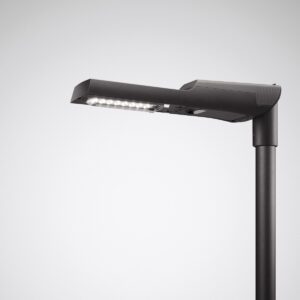 Svart slimmad LED‑armatur från PROLJUS AB monterad på stolpe med synliga dioder som levererar energieffektiv, hållbar och högkvalitativ gatubelysning för moderna urbana miljöer
