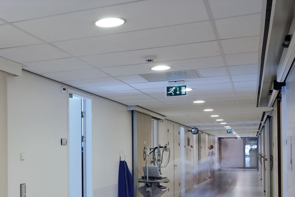 Infällda LED-armaturer i undertak från PROLJUS AB ger jämn, bländfri och energieffektiv belysning i en lång korridor och demonstrerar modern, professionell inomhusbelysning för vård- och kontorsmiljöer