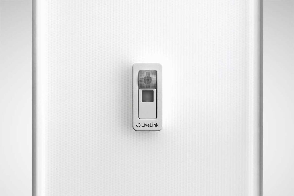 Vit slimmad belysningsarmatur med inbyggd närvarosensor och LiveLink-styrning monterad centralt på panel, energieffektiv och diskret design från PROLJUS AB som ger jämnt arbetsljus