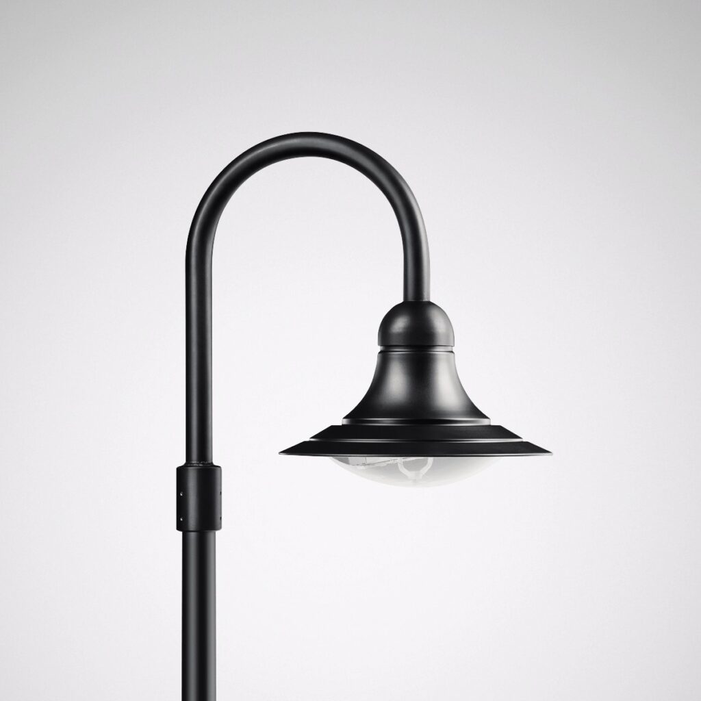 Svart krökt armatur från PROLJUS AB med klassisk klockformad metallskärm och klart glaskupol som ger riktat, dekorativt ljus för gator, parker och entréer