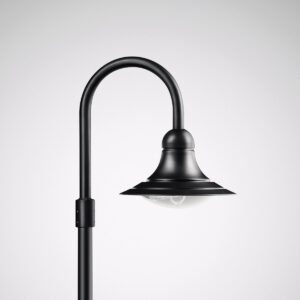Svart krökt armatur från PROLJUS AB med klassisk klockformad metallskärm och klart glaskupol som ger riktat, dekorativt ljus för gator, parker och entréer