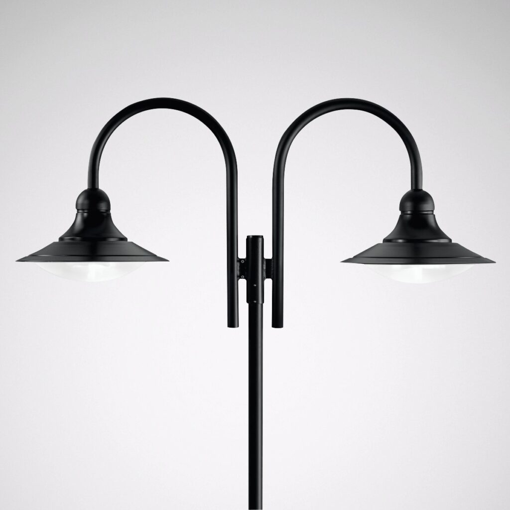 Tvåarmad utomhusarmatur i svart från PROLJUS AB med eleganta bågformade armar och vida skärmar med vit diffuser, klassisk men modern design som lyfter parker, gångvägar och entréer