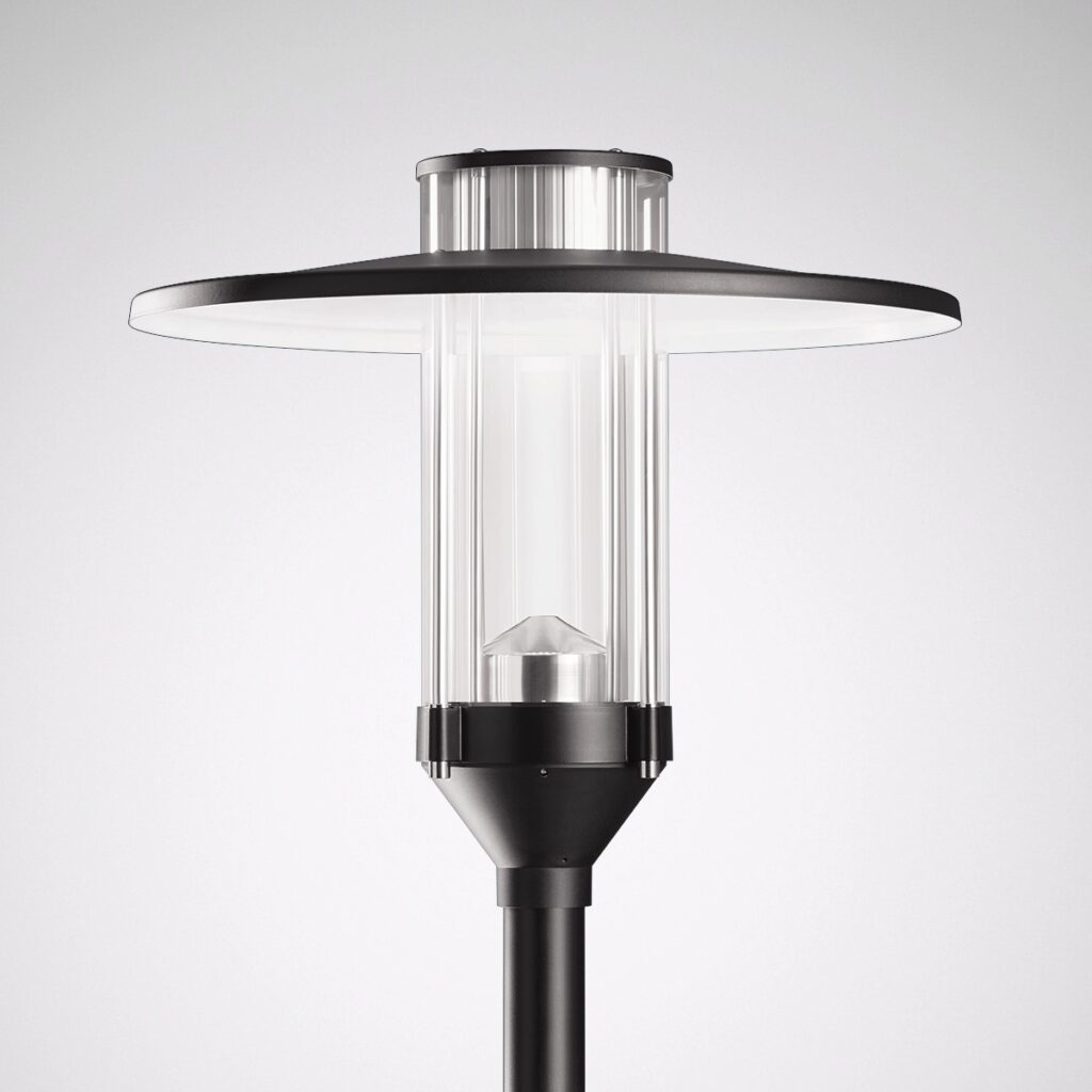 Modern parkarmatur från PROLJUS AB i svart med klar akryl och bred skärm, cylindrisk lyktkropp och energieffektiv LED, robust och stilren design för offentliga miljöer