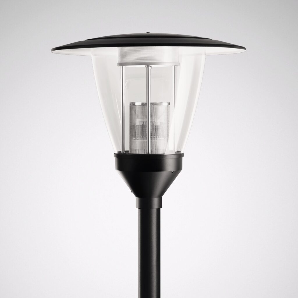 Modern postarmatur i svart med koniskt klart glas och centrerad LED-insats, energieffektiv och robust för parker, gångvägar och bostadsområden från PROLJUS AB