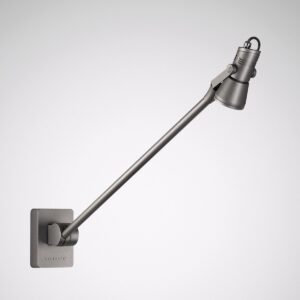 Väggmonterad justerbar spotlight i mattgrå metall med lång vinklad arm och riktad LED-belysning, elegant industriell design perfekt för läsning, arbetsytor och hotell, energieffektiv och högkvalitativ produkt från PROLJUS AB