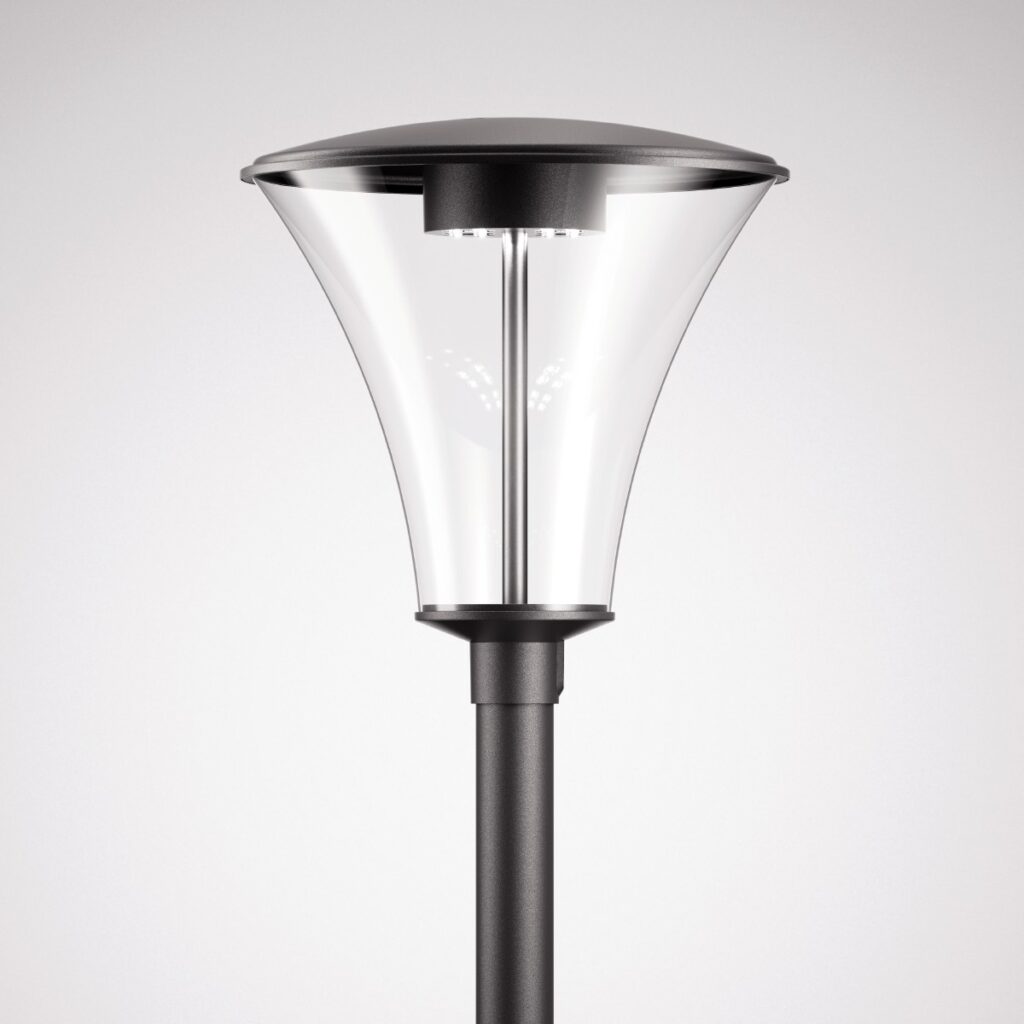 Elegant utomhuslampa från PROLJUS AB med trumpetformad klar glaskupa, svart tak och stolpe samt inbyggd LED som ger jämnt och energieffektivt ljus perfekt för parker, gångvägar och entréer