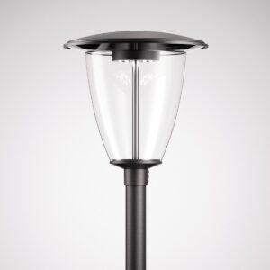 Stilren svart parkarmatur från PROLJUS AB med konformat klart glas, centralt monterad energieffektiv LED och robust stolpe idealisk för gatubelysning och offentliga miljöer