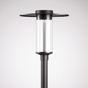 Modern svart utomhusarmatur från PROLJUS AB med cylindrisk klar glaskupa och platt metallskärm, energieffektiv LED som ger jämnt bländfritt ljus för gångvägar och parkmiljöer