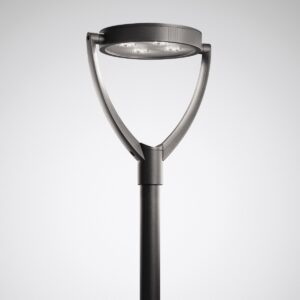 Elegant modern LED-luminär med rund tunn skiva och tre synliga dioder i Y-formad armatur på slank stolpe, energieffektiv och robust för stadsmiljöer och parker från PROLJUS AB