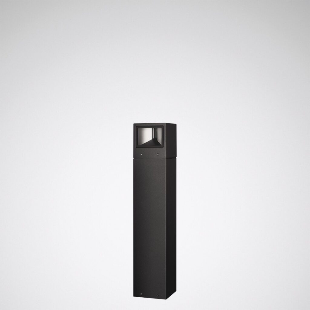 Modern svart pollararmatur med rektangulärt, vinklat ljusinsläpp, stilren och väderbeständig utomhusbelysning från PROLJUS AB som skapar trygghet och exklusiv atmosfär vid gångvägar och entréer