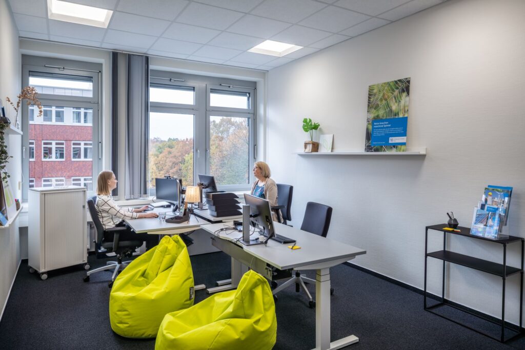 Kontorsrum med moderna infällda LED-armaturer i undertak som sprider jämnt dagsljus och kompletteras av en varm skrivbordslampa, energieffektiva och stilrena belysningslösningar från PROLJUS AB