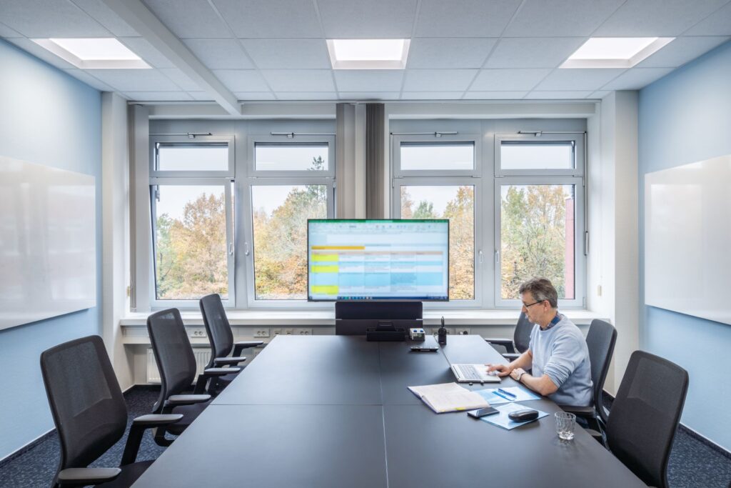 Konferensrum med PROLJUS ABs moderna infällda takarmaturer som ger jämnt energieffektivt arbetsljus och förbättrar arbetsmiljö och estetik