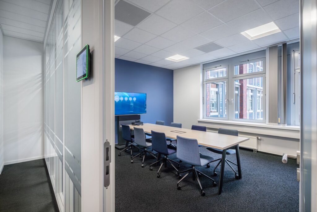 Infällda LED-takarmaturer från PROLJUS AB som ger jämnt, bländfritt arbetsljus i mötesrum, energieffektiva paneler med modern design som lyfter rummet och förhöjer produktiviteten för kontorsmiljöer