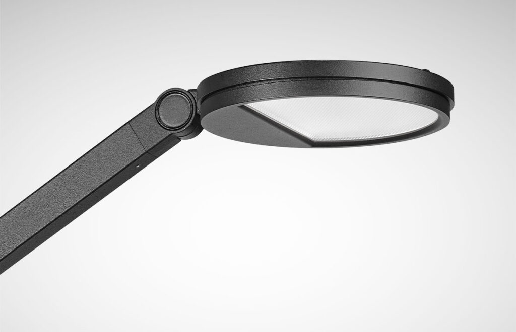 PROLJUS AB:s moderna justerbara LED-armatur med tunn rund svart lampskärm och integrerad diffusor för jämnt bländfritt ljus, energieffektiv premiumdesign perfekt för kontor och arbetsplatser
