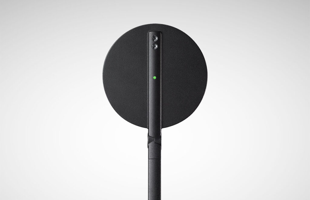 Svart rund utomhusarmatur på smal stolpe med två LED-lampor och grön indikator, stilren energieffektiv design från PROLJUS AB för moderna utemiljöer
