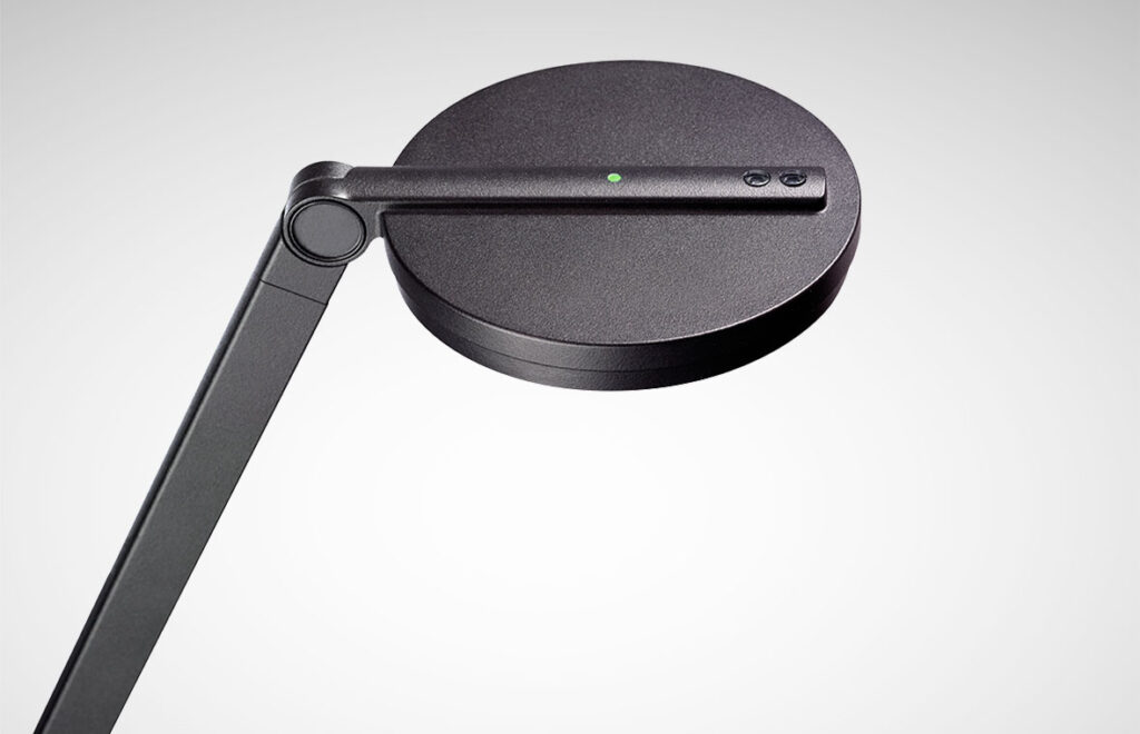 Modern och justerbar LED-armatur i matt svart med rund lampa, smal vridbar arm, touchknappar och diskret grön LED-indikator perfekt för kontor och designprojekt från PROLJUS AB