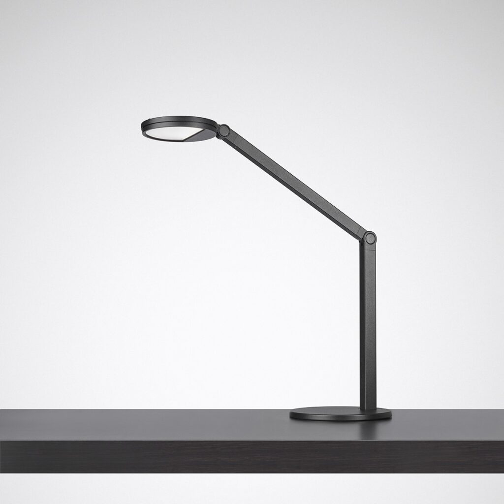 Stilren och justerbar skrivbordslampa i matt svart med rund LED-skärm och tunn arm, energieffektiv premiumkvalitet perfekt för kontor och hemmabruk från PROLJUS AB
