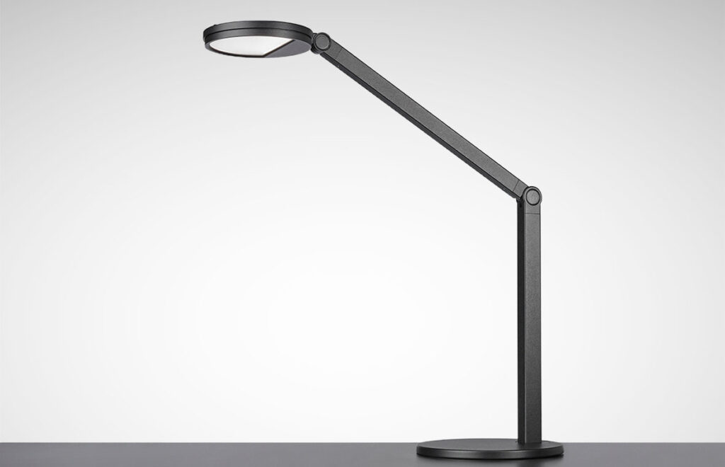 Modern, justerbar bordslampa i matt svart med cirkulärt LED-huvud och två ledade armar, energieffektiv och riktad arbetsbelysning av hög kvalitet från PROLJUS AB, perfekt för kontor och hem