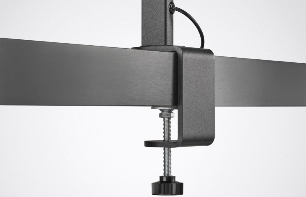 Närbild på PROLJUS AB:s justerbara metallklämma för linjär armatur i mörkgrå metall, med stabil skruvförankring och dold kabeldragning för snabb, professionell installation i butik och industrimiljöer