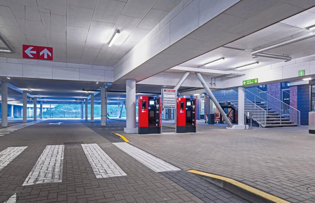 Parkering inomhus upplyst av långa takmonterade LED-armaturer i kallvitt ljus som ger jämn, bländfri belysning över körfält, parkeringsplatser och trappor, en idealisk lösning från PROLJUS AB med energieffektiva, robusta och lågt underhållna armaturer som ökar tryggheten och sänker driftkostnaderna