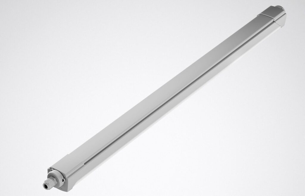 Skarp bild av en slimmad linjär LED-armatur i silver med kabelgenomföring i ena änden, vattentät och driftssäker, energieffektiv lösning från PROLJUS AB som passar lager, verkstad och offentliga miljöer