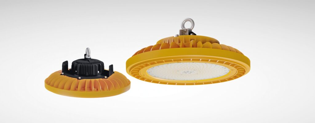 Två gula industriella LED-armaturer från PROLJUS AB med kraftiga kylflänsar och upphängningskrok, energisnåla high bay-lösningar med hög ljusstyrka och lång livslängd för lager och industrilokaler