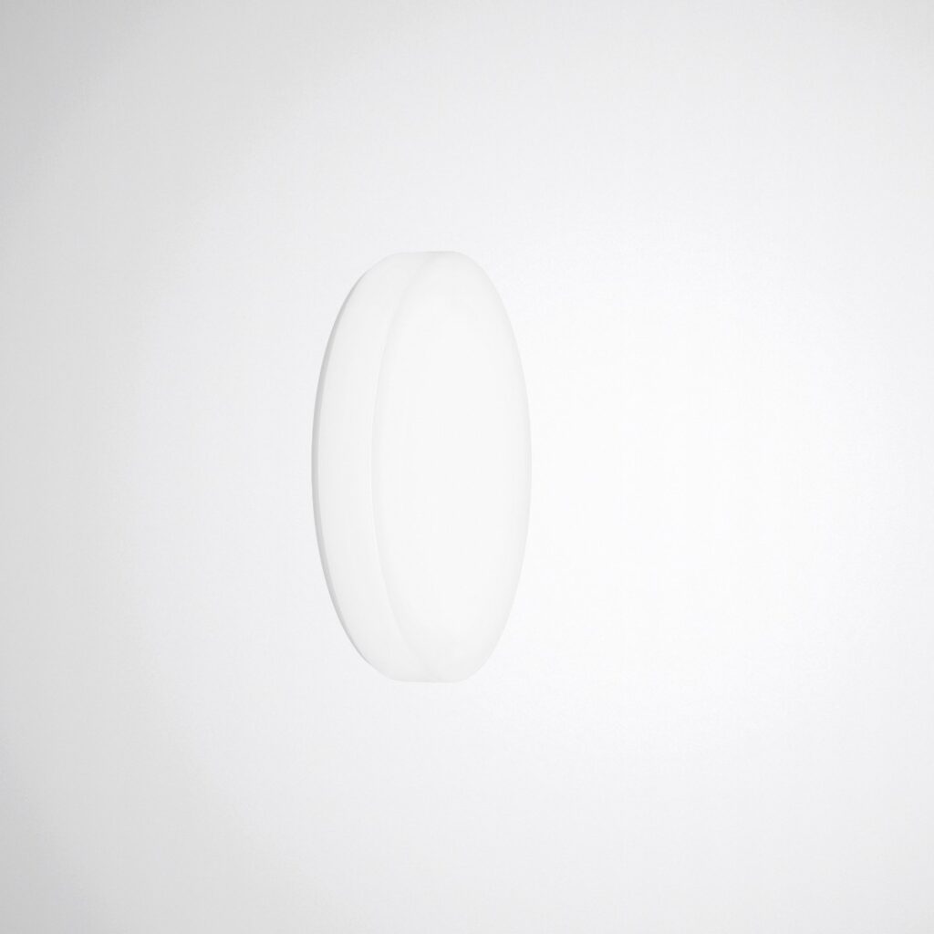 Oval vit vägglampa i opalglas med mjukt diffust LED-sken, minimalistisk och energieffektiv design idealisk för hem och offentliga miljöer från PROLJUS AB