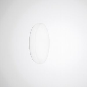 Oval vit vägglampa i opalglas med mjukt diffust LED-sken, minimalistisk och energieffektiv design idealisk för hem och offentliga miljöer från PROLJUS AB