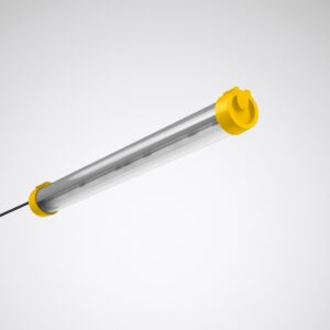 Tålig LED-armatur i klart skyddsrör med gula ändkåpor och synlig kabel, energieffektiv och slag‑ samt dammtålig industrilampa för verkstad och bygg från PROLJUS AB