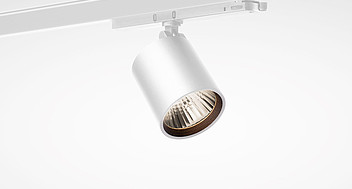 Vit cylinderformad LED-skenspotlampa från PROLJUS AB monterad på vit skena, justerbar och riktbar med högkvalitativ reflektor, energieffektiv och stilren lösning för butik, galleri och kontor